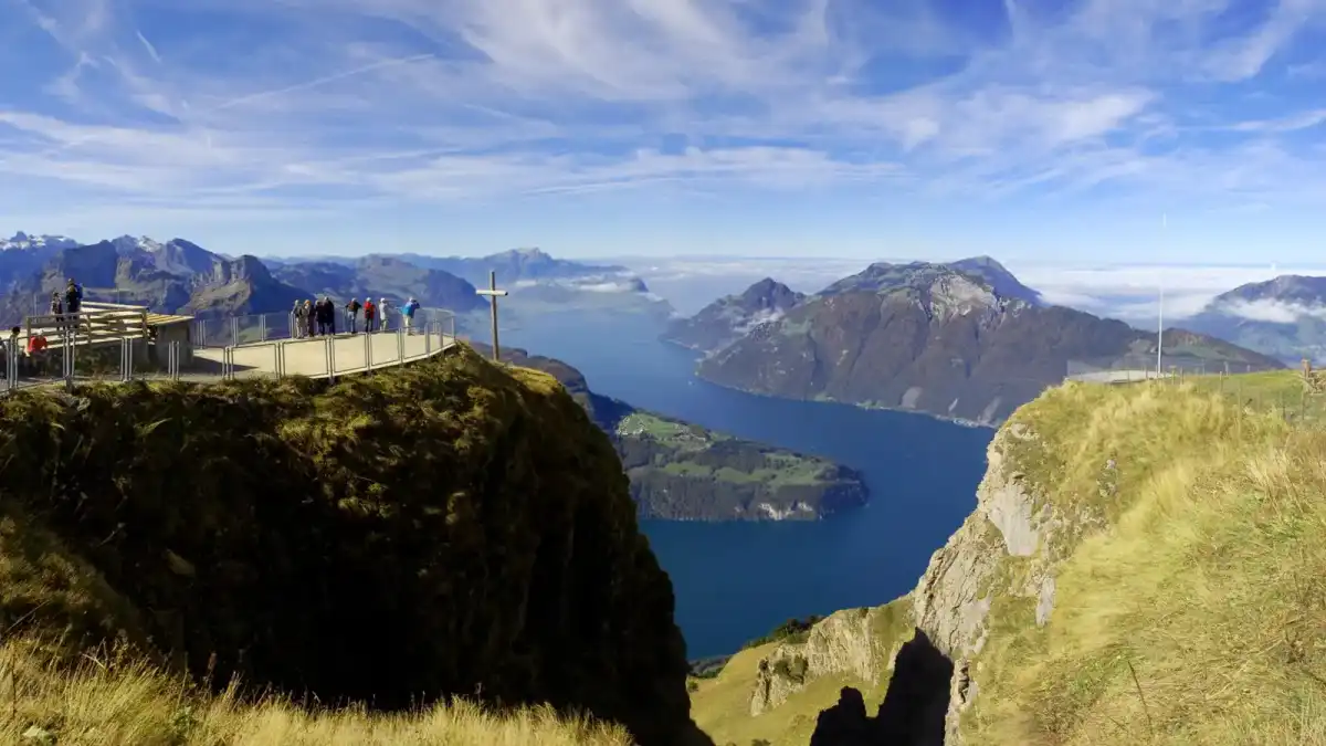 Alpenmeer met windgeruis